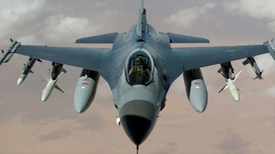 Un caza F-16 de Estados Unidos en pleno vuelo durante una misión, cerca de Irak.