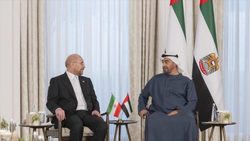 El jefe del Parlamento iraní, Mohamad Baqer Qalibaf, se reúne con el presidente emiratí, Muhamed bin Zayed Al Nahyan, en Abu Dhabi, 5 de octubre de 2023.