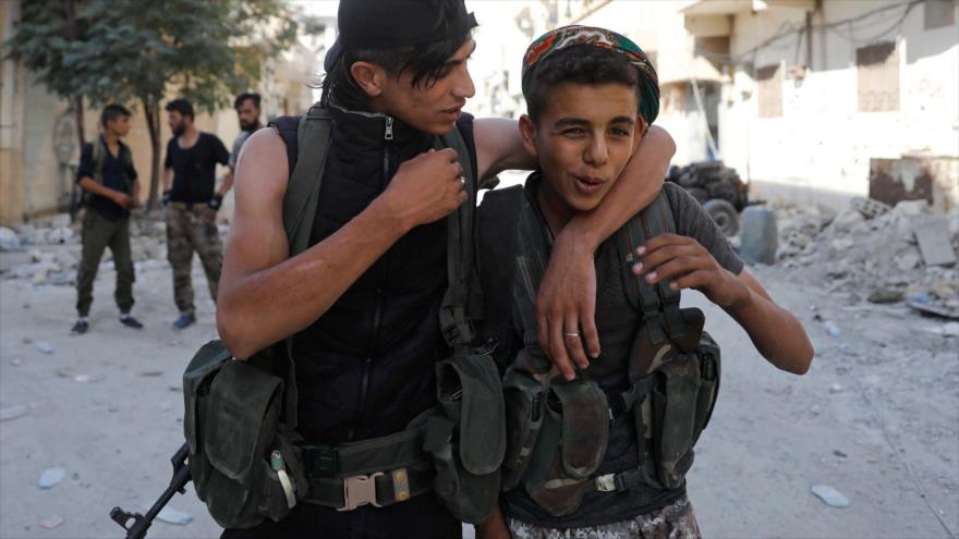 Combatientes adolescentes de la milicia kurdo-árabe Fuerzas Democráticas Sirias (FDS) en Al-Raqa, Siria, 1 de octubre de 2017. (Foto: Reuters)