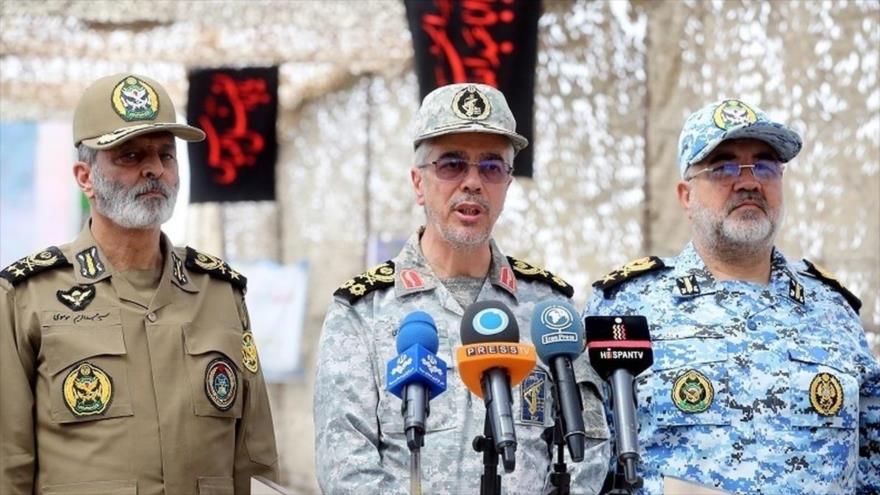 El jefe del Estado Mayor de las Fuerzas Armadas de Irán, el general de división Mohamad Hosein Baqeri (c), junto a otras autoridades militares iraníes.