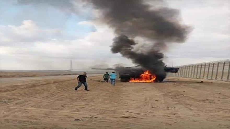 Vídeo: palestinos sacan a un soldado israelí de su tanque