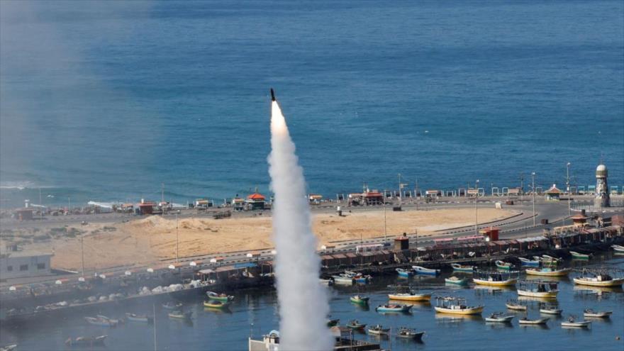 Un cohete palestino lanzado desde Gaza. (foto: Reuters)