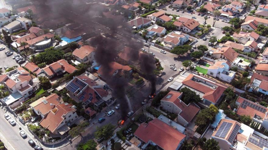 Vehículos arden en llamas tras ataques con cohetes desde Gaza, a Ashkelon, en el sur de los territorios ocupados palestinos, 7 de octubre de 2023. (Foto: Reuters).