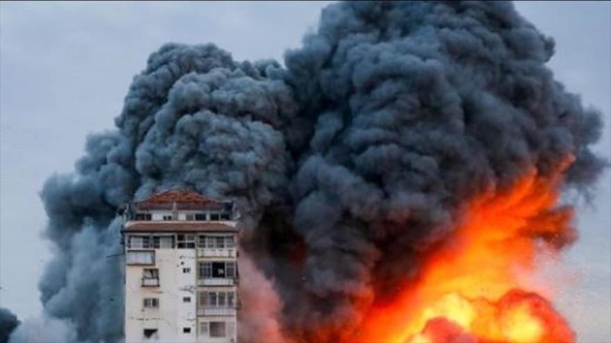 Humo y llamas se elevan después de que las fuerzas israelíes atacaran una torre de gran altura en Gaza, 7 de octubre de 2023. (Foto: Reuters)