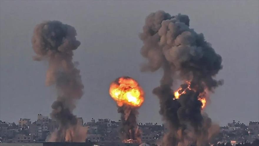 Se eleva humo tras ataques de cohetes de HAMAS contra los territorios ocupados palestinos por Israel, 7 de octubre de 2023.