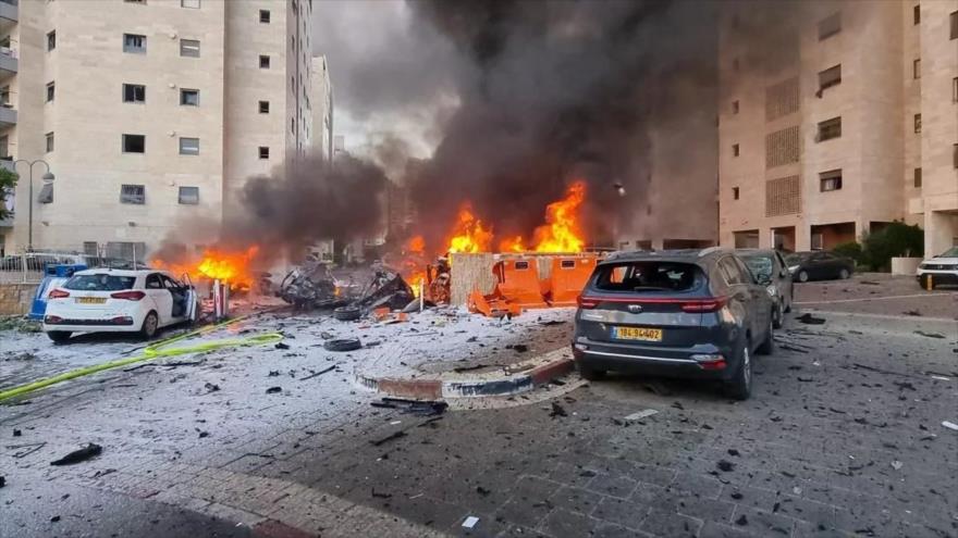 Varios vehículos arden en llamas como consecuencia de un ataque con cohete desde la Franja de Gaza contra los asentamientos israelíes, 7 de octubre de 2023.