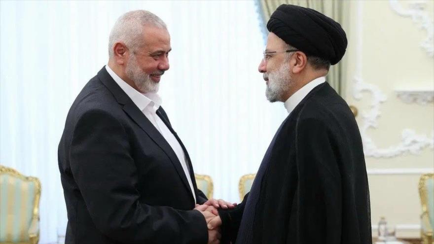 El presidente de Irán, Ebrahim Raisi (dcha.), reciben al líder del movimiento palestino HAMAS, Ismail Haniye, en Teherán, 20 de junio de 2023.
