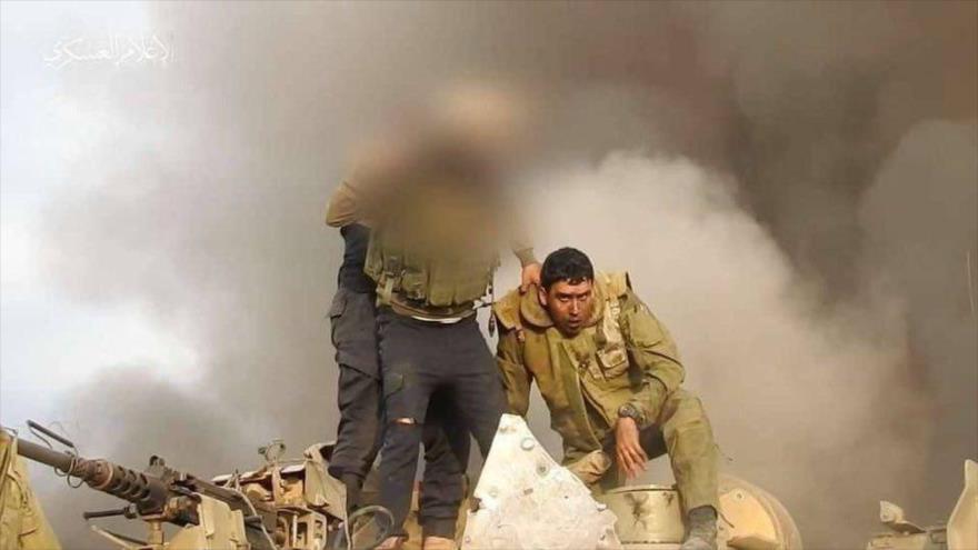 Los combatientes palestinos capturan a un militar israelí durante la operación Tormenta de Al-Aqsa, 7 de octubre de 2023.