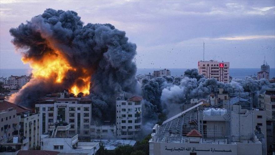 Fuego y el humo se elevan tras un ataque aéreo israelí contra edificio residencial en Gaza, 7 de octubre de 2023. (Foto: AP)