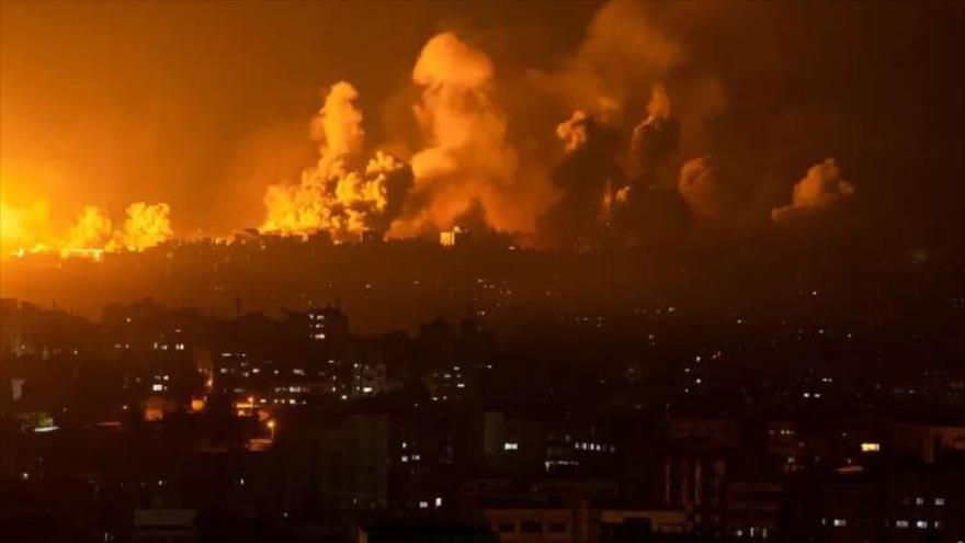 El fuego y el humo aumentan tras un ataque aéreo israelí en la ciudad de Gaza