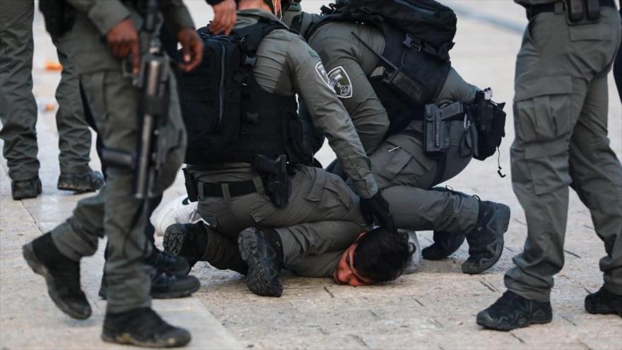 Imágenes sensibles: Soldados israelíes torturan un palestino