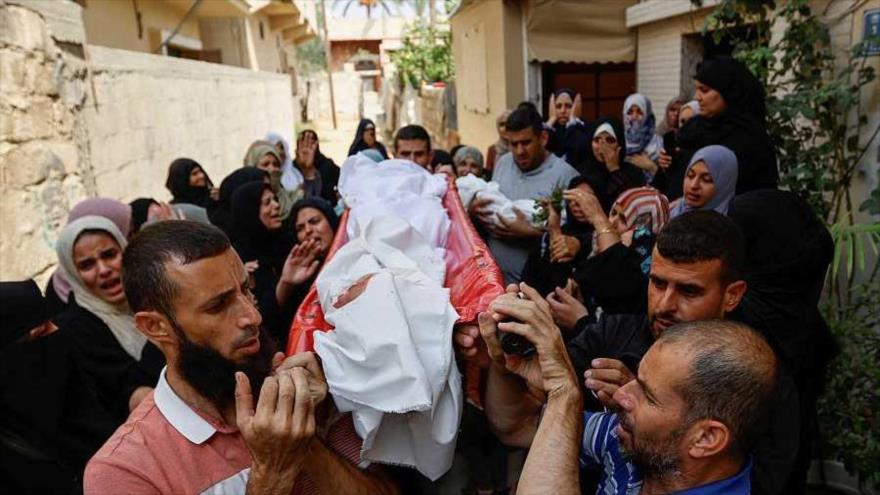 Funeral por la muerte de dos bebés gemelos, Ossayd y Mohammad Abu Hmaid, su madre y sus tres hermanas, en un bombardeo israelí en Jan Yunis. (Foto: Reuters)