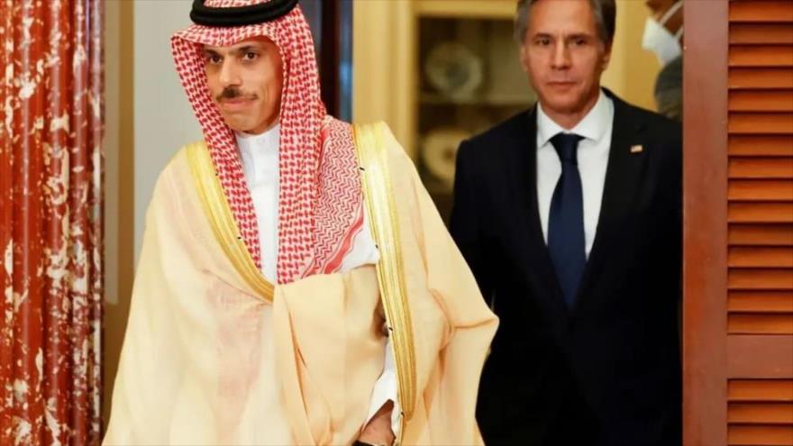 El secretario de Estado estadounidense, Antony Blinken (dcha.), reunido con el canciller saudí, Faisal bin Farhan.