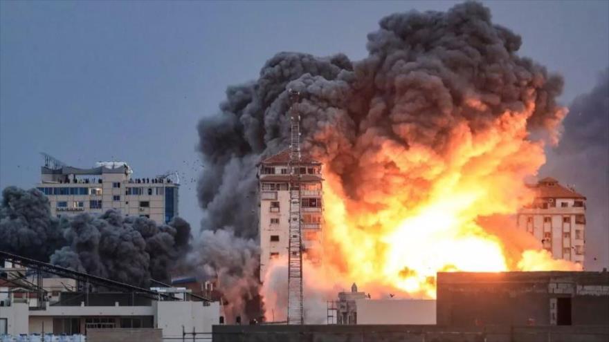 Una bola de fuego y humo se eleva sobre un edificio en la ciudad de Gaza, 7 de octubre de 2023, durante un ataque aéreo israelí. (Foto: AFP)