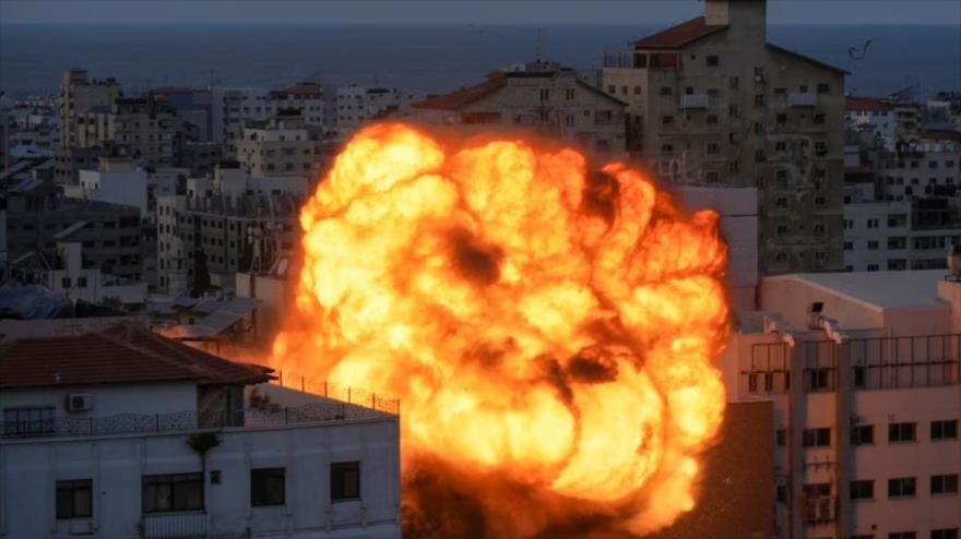 Israel bombardea edificios palestinos en Gaza.
