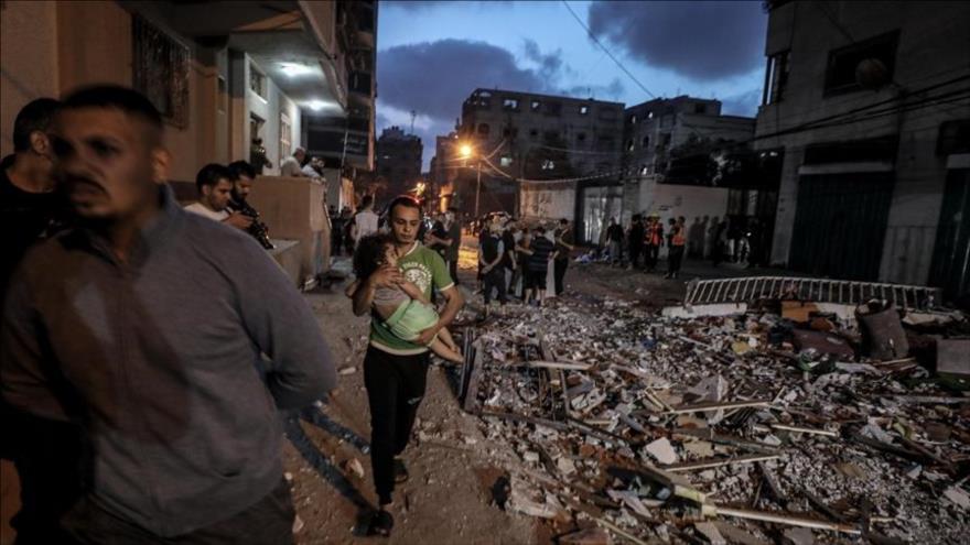 Civiles palestinos huyen de los bombardeos israelíes contra Gaza.