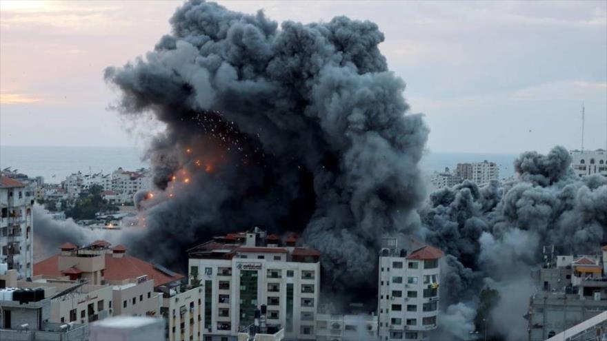 Israel destruye el torre Al-Watan en Gaza, donde se encuentran las oficinas de varios medios de comunicación, 9 de octubre de 2023.