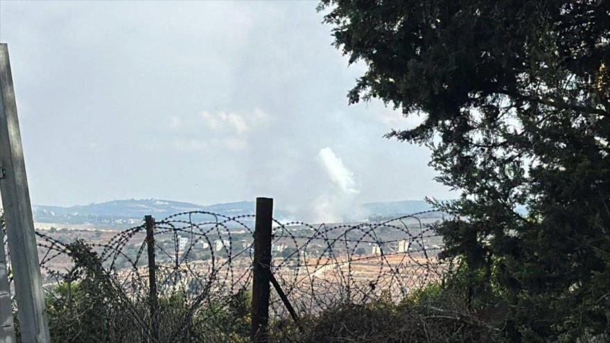 Columna de humo se ve en la frontera entre el Líbano y los territorios palestinos ocupados por Israel, 11 de octubre de 2023.