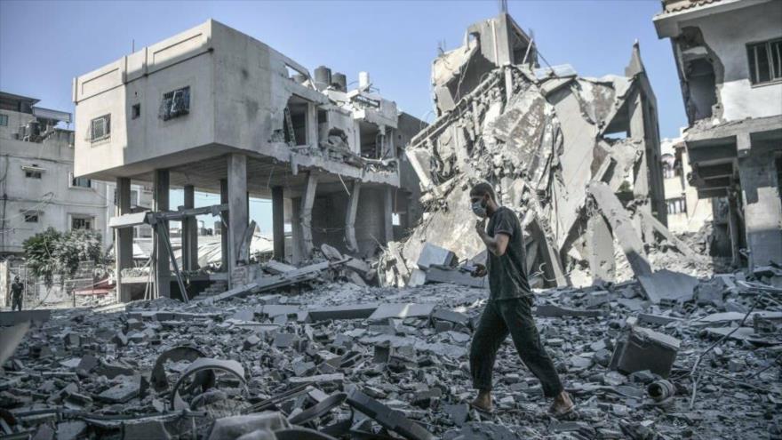 
Edificios destruidos como consecuencia de los ataques aéreos israelíes en Jan Yunis, en la Franja de Gaza, 11 de octubre de 2023.
