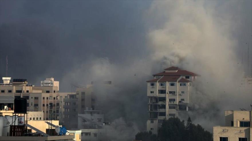 El humo se eleva de edificios objeto de ataques israelíes en Gaza, 11 de octubre de 2023. (Foto: Getty Images)