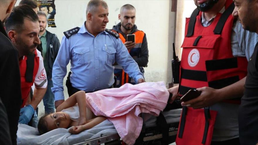 El personal médico traslada a un niño herido por disparos de los colonos israelíes en Qusra, al sur de Nablus, 11 de octubre de 2023. (Foto: AFP)