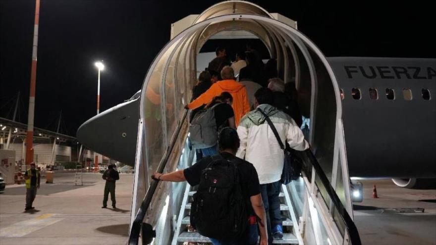 Ciudadanos mexicanos evacúan desde Tel Aviv. Foto: Reuters