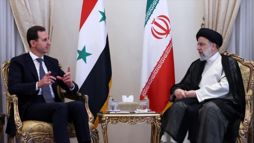 El presidente de Irán, Seyed Ebrahim Raisi, (dcha.) y su par sirio, Bashar al-Asad, se reúnen en Teherán, 8 de mayo de 2022.