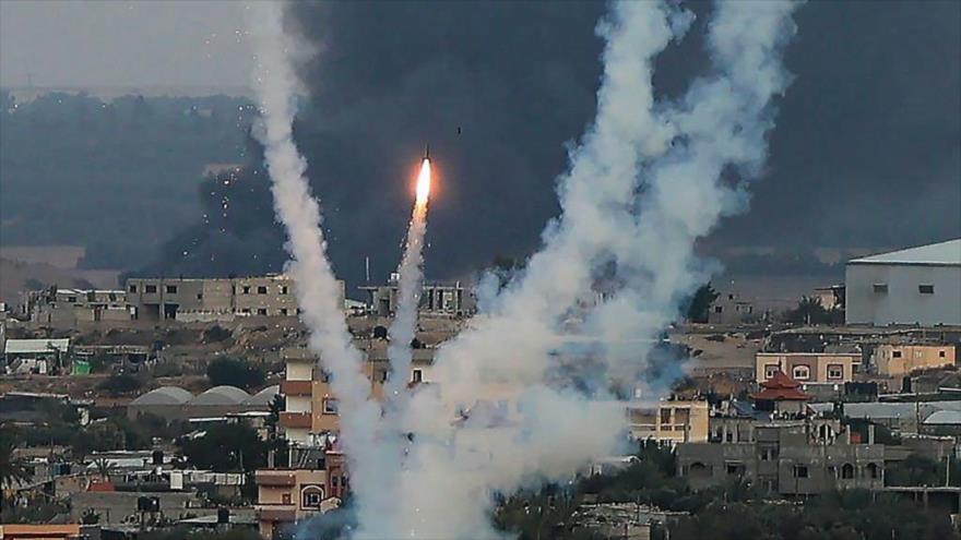 HAMAS dispara cohetes hacia las posiciones israelíes desde Rafah, sur de la Franja de Gaza, 11 de octubre de 2023. (Foto: AFP)