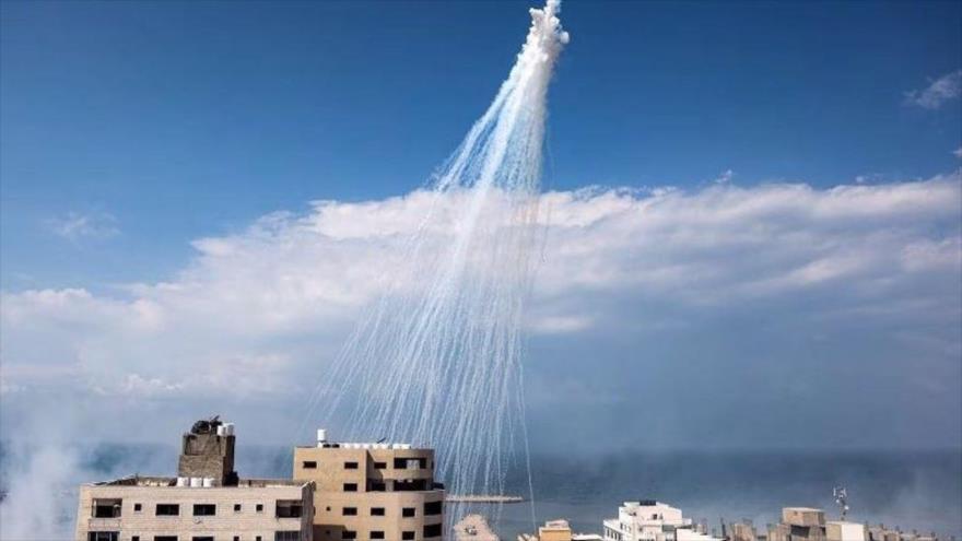 Estelas de humo de un ataque israelí utilizando munición de fósforo blanco sobre la asediada Franja de Gaza, 11 de octubre de 2023.