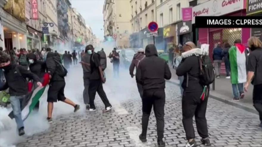 Manifestantes propalestinos en medio de gases lacrimógenos en Francia, 12 de octubre de 2023.