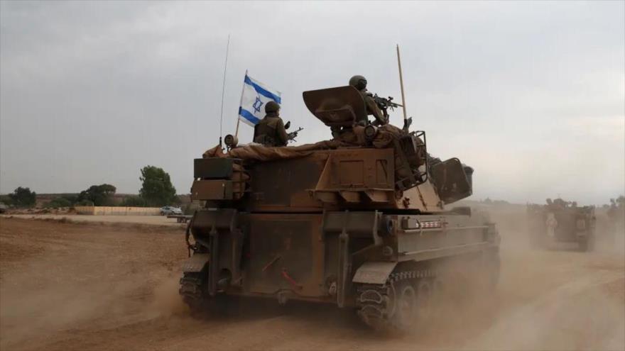 Soldados israelíes a bordo de tanques a lo largo de la frontera con Gaza. 