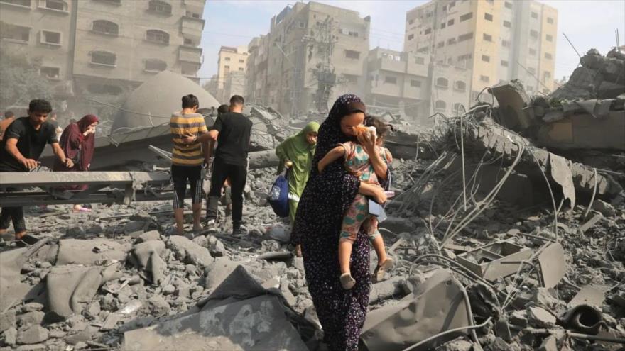 Los palestinos evacuan la zona tras un ataque aéreo israelí contra la mezquita de Sousi en la ciudad de Gaza, 9 de octubre de 2023. (Foto: AFP)