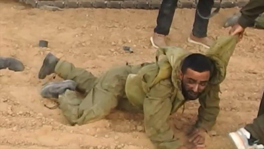 Un militar israelí capturado por los combatientes palestinos en la operación Tormenta de Al-Aqsa.