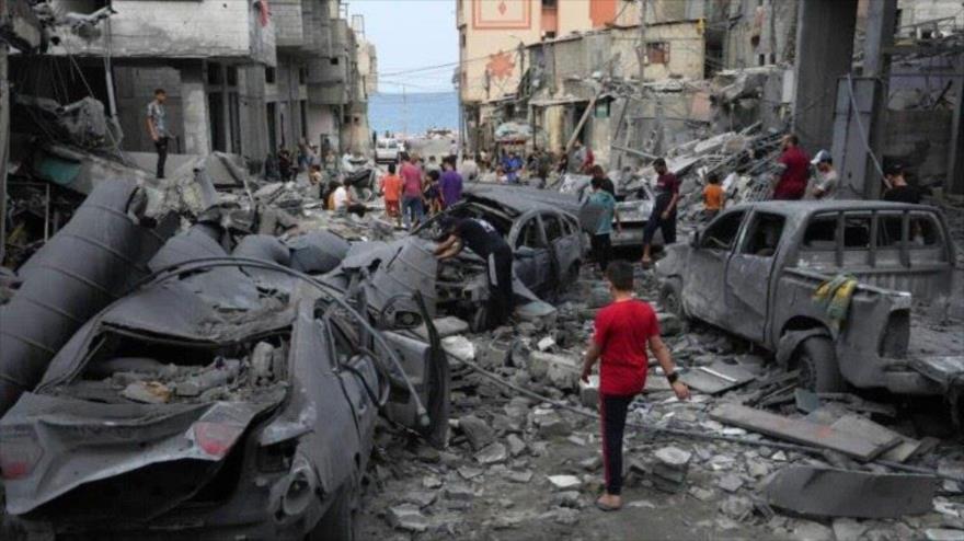 Los palestinos inspeccionan los escombros tras un ataque israelí que destruyó una mezquita y varias casas en la ciudad de Gaza, 9 de octubre de 2023. (Foto: AP)