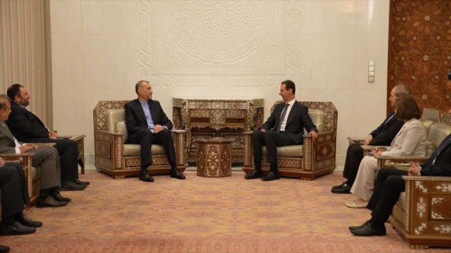 El canciller de Irán, Hosein Amir Abdolahian, (centro izq.) habla con el presidente de Siria, Bashar al-Asad, en una reunión en Damasco, 13 de octubre de 2023.