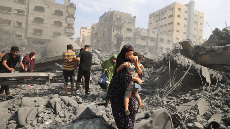 Palestinos evacuan la zona tras un ataque aéreo israelí contra la mezquita de Sousi en la ciudad de Gaza, 9 de octubre de 2023. (Foto:AFP)