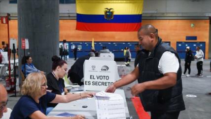 Comienza la segunda vuelta de elecciones presidenciales en Ecuador