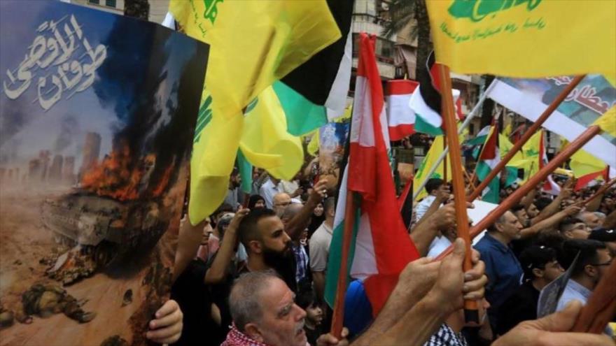 Los partidarios del movimiento Hezbolá del Líbano salen a las calles en los suburbios del sur de Beirut el 8 de octubre de 2023, en apoyo de la "Tormenta de Al-Aqsa". (Foto: AFP)