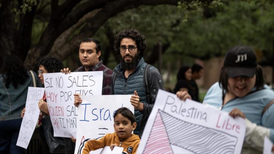 Manifestantes mexicanos llevan pancartas con el lema "Palestina libre", 15 de octubre de 2023.