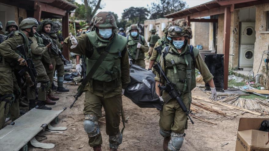 Las fuerzas israelíes extraen los cadáveres de residentes israelíes de una casa destruida en Kfar Aza, Israel, el 10 de octubre. (Foto: Getty Images)