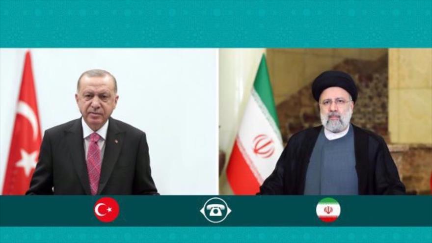 El presidente de Irán, Ebrahim Raisi (derecha), y su homólogo turco, Recep Tayyip Erdogan.