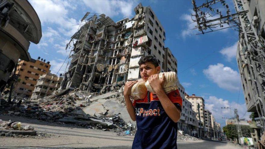 Un civil palestino en una calle en Gaza, destruida por los bombardeos de Israel.