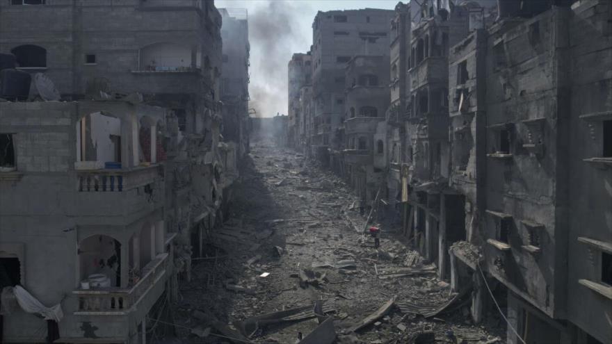 Una calle en la Franja de Gaza, dañada gravemente en los ataques brutales del régimen de Israel contra el enclave, octubre de 2023.