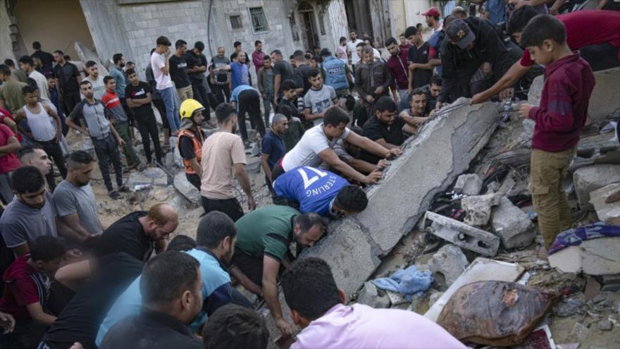 Palestinos buscan sobrevivientes después de los ataques aéreos israelíes en la Franja de Gaza, 16 de octubre de 2023.