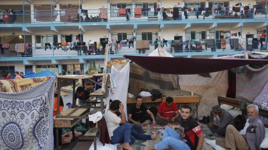 Palestinos se refugian en una escuela de la ONU mientras continúan los ataques israelíes contra Gaza, en Deir al-Balah, Gaza, 15 de octubre de 2023. 