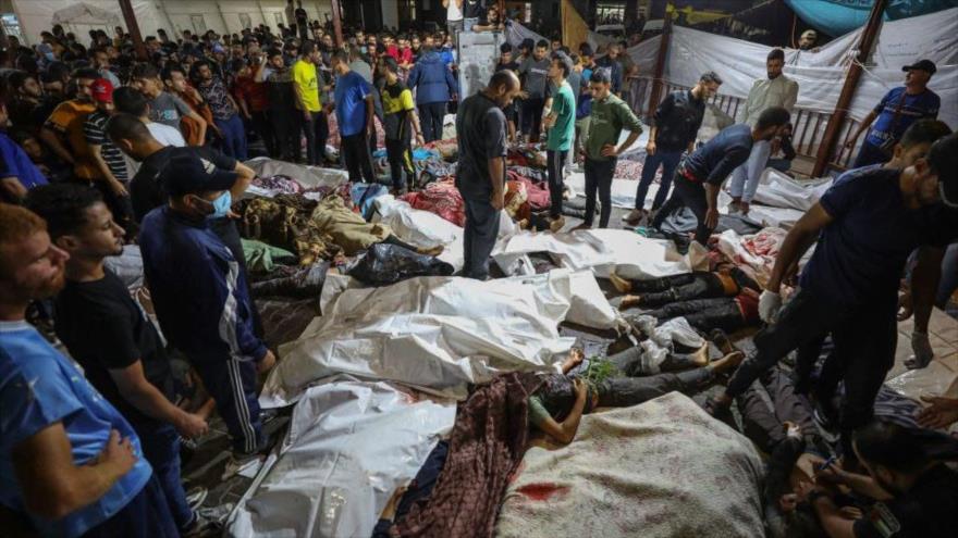 Los cuerpos de los mártires son transportados al patio del hospital médico Al-Shifa en Gaza. 
