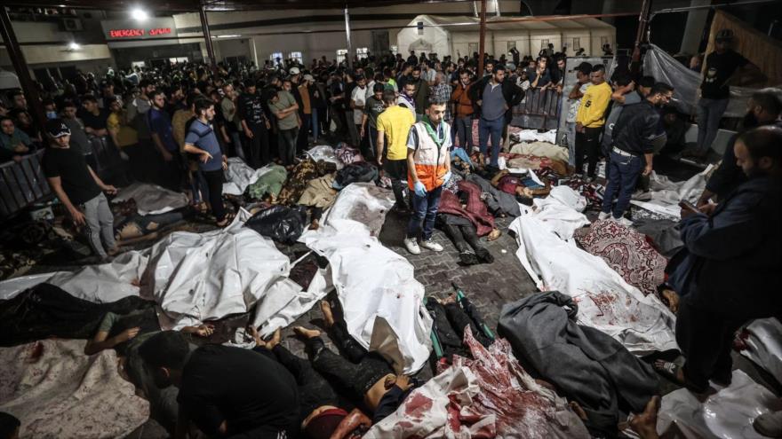 Decenas de cuerpos de los palestinos muertos en los ataques aéreos israelíes contra el hospital Al-Ahli en el centro de Gaza, 17 de octubre de 2023. 