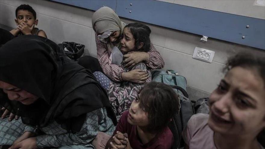 Una mujer y niños palestinos tras un bombardeo israelí contra el hospital gazatí de Al-Ahli, que dejó cientos de muertos, 17 de octubre de 2023. 