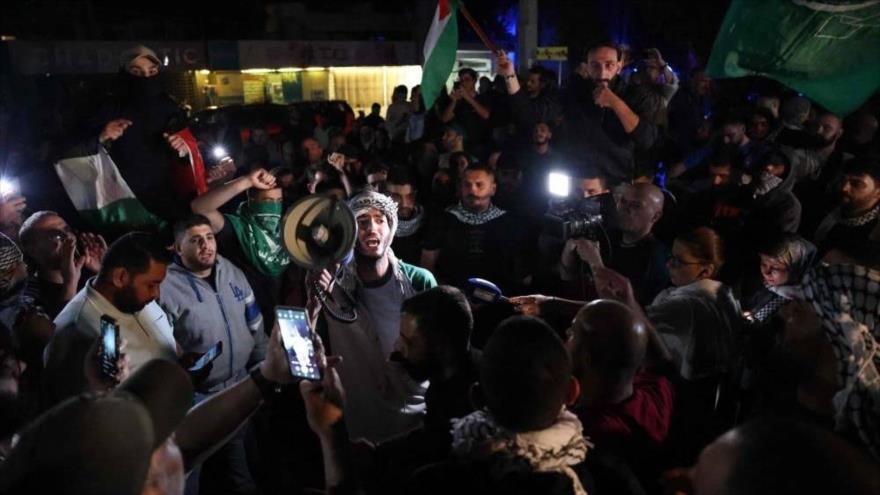 Manifestantes libaneses ondean banderas palestinas Gaza frente a la embajada de EEUU, Beirut, 18 de octubre de 2023. (Foto: AFP)