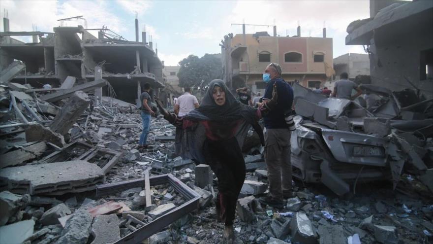 Los palestinos huyen tras un bombardeo israelí en Rafah que destruyó varias viviendas, en el sur de la Franja de Gaza, 17 de octubre de 2023. (Foto: AP)